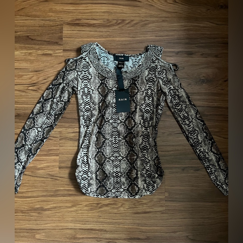*NWT* Rain Women’s Cold Shoulder Long Sleeve Snake Print Blouse Size S